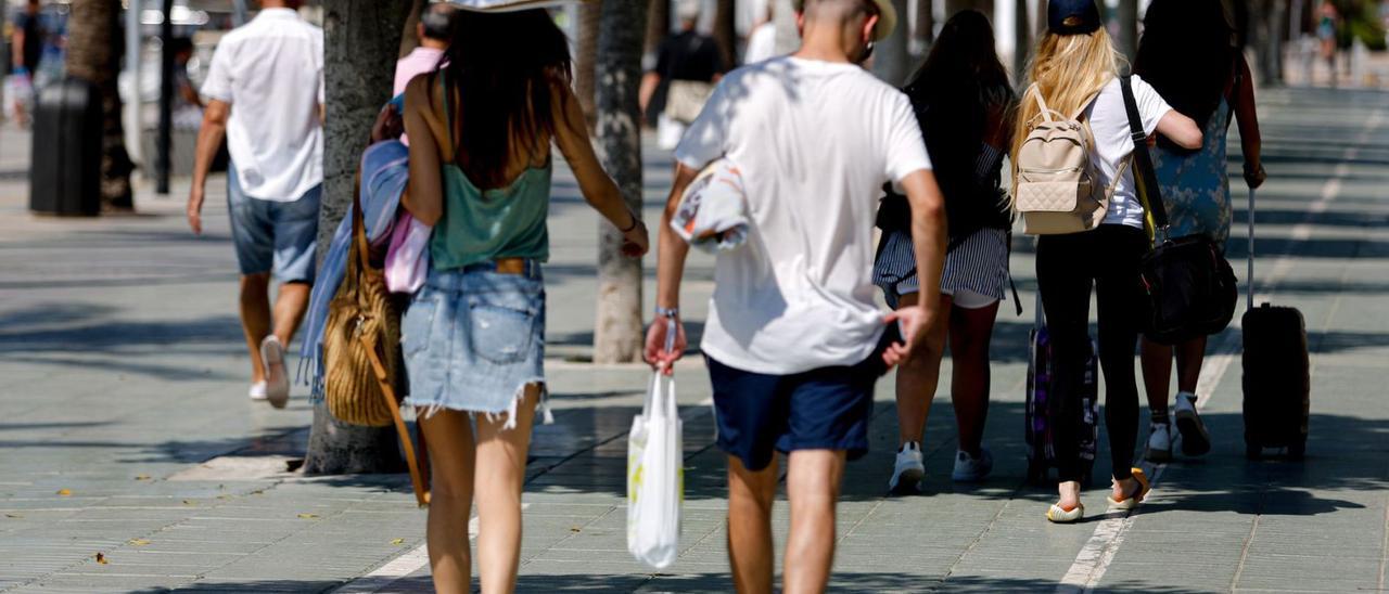 Turistas pasean por el centro de Sant Antoni.
