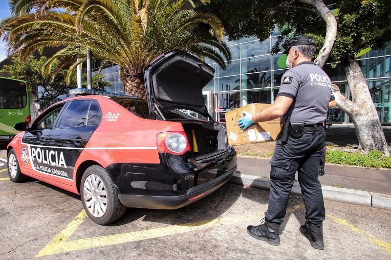 Reparto de mascarillas de la Policía Canaria en el exterior del intercambiador de guaguas.  | 13/04/2020 | Fotógrafo: María Pisaca Gámez