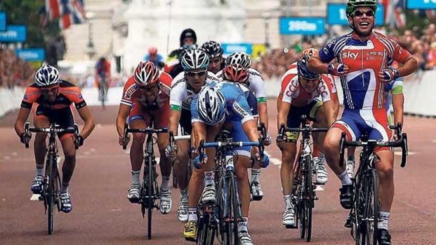 Mark Cavendish entra primero en la línea de meta de la London-Surrey del año pasado. // Stefan Wermuth