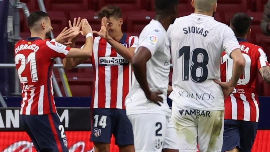 Llorente y Carrasco celebran uno de los goles del Atlético