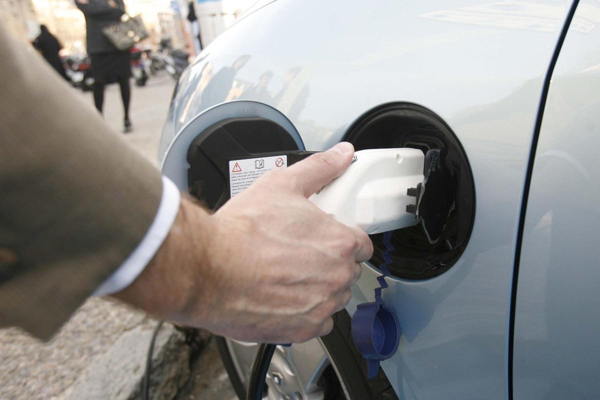 Un punt de recàrrega a punt de donar servei a un vehicle.