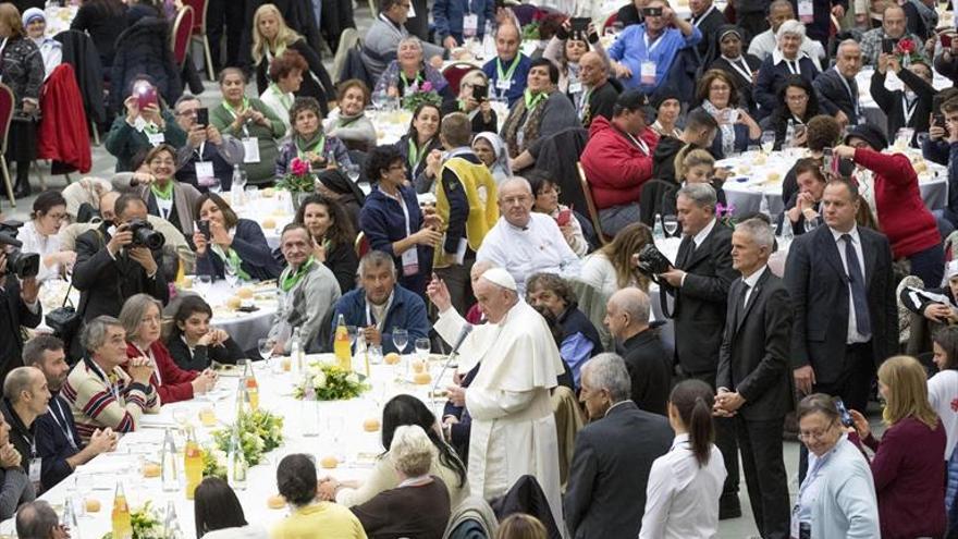 Francisco almuerza con 1.500 pobres y critica que se les vea con indiferencia