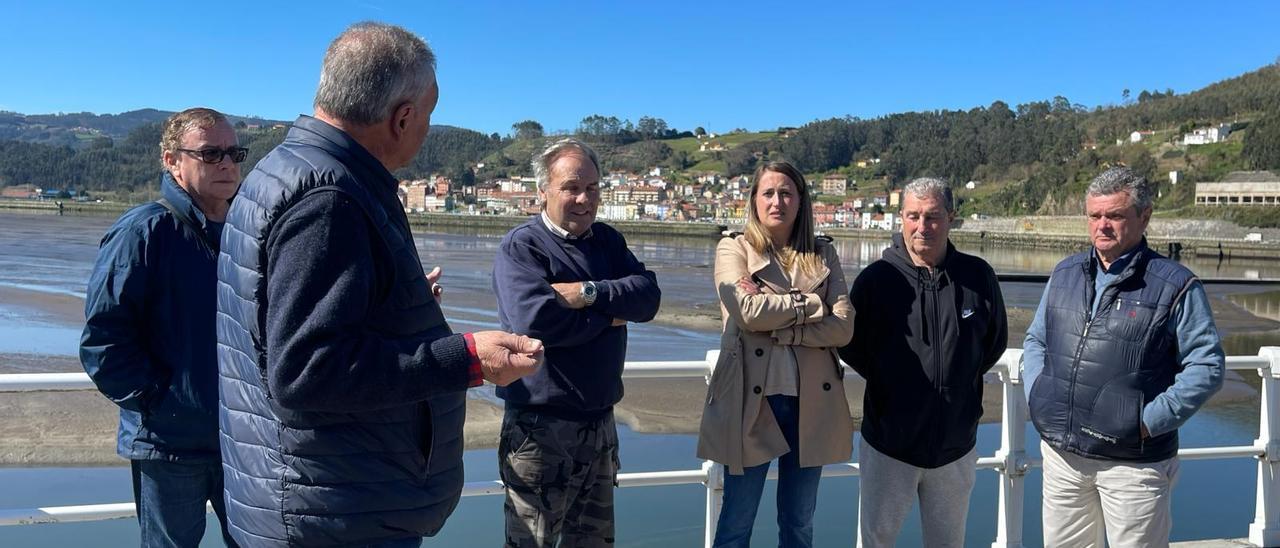 Cristina Vega, ayer, en La Arena con varios pescadores.