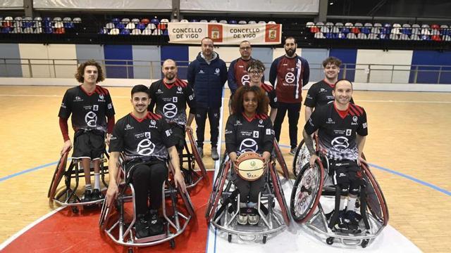 Los jugadores, técnicos y presidente del Iberconsa Amfiv, ayer en el pabellón de Bouzas. |  Pablo Hernández Gamarra