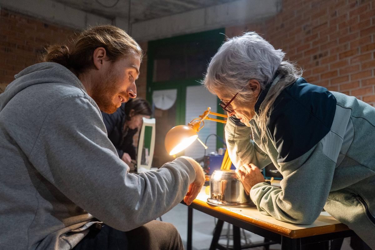 MANRESA . ESPAI DE REPARACIO APARELLS ELECTRICS . PROJECTE SOCIAL TRANSFORMA TRASTOS . PETITS ELECTRODOMESTICS . " LA CODORNELLA " PAU LAFOZ GASULLA I ALEIX BADIA VILA . ENGINYER ELECTRIC I MECANIC