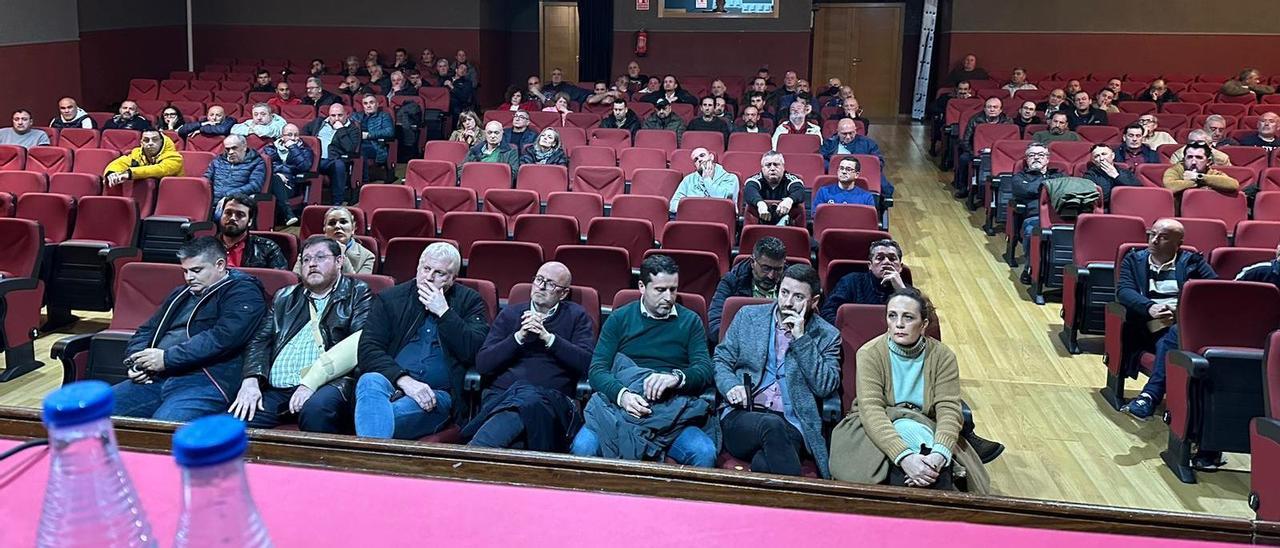 Dirigentes bateeiros y, en primera fila, representantes políticos durante la reunión mantenida ayer en Boiro para abordar el problema de la cría y las posibles medidas de presión a adoptar. |   //  FDV