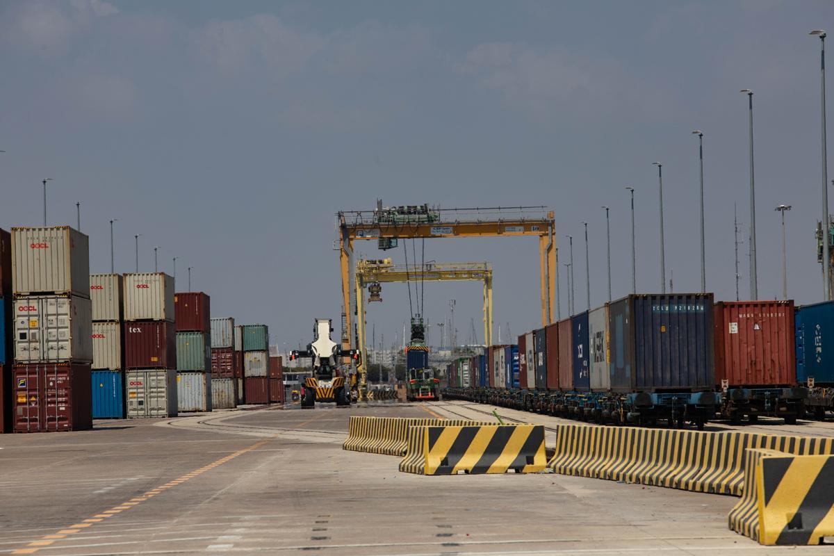 Contenedores en el puerto de Valencia, en una imagen de archivo.