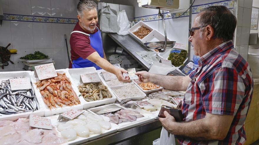 Debate entre los tenderos de la plaza de la Mosca sobre la futura reubicación