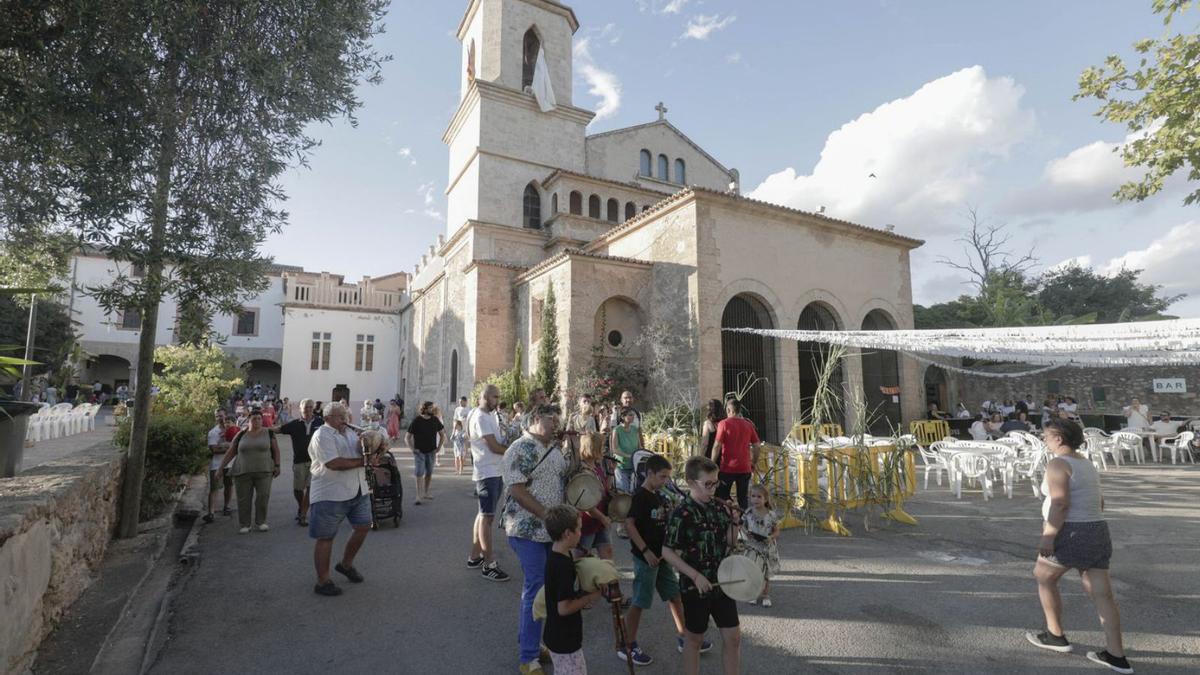 Regresa un año más la romería de Sant Bernat | MANU MIELNIEZUK