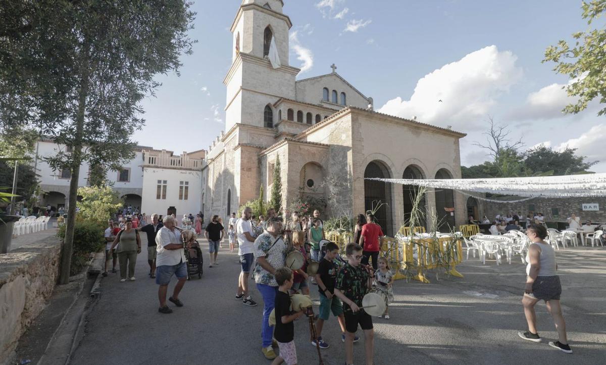 Regresa un año más la romería de Sant Bernat | MANU MIELNIEZUK