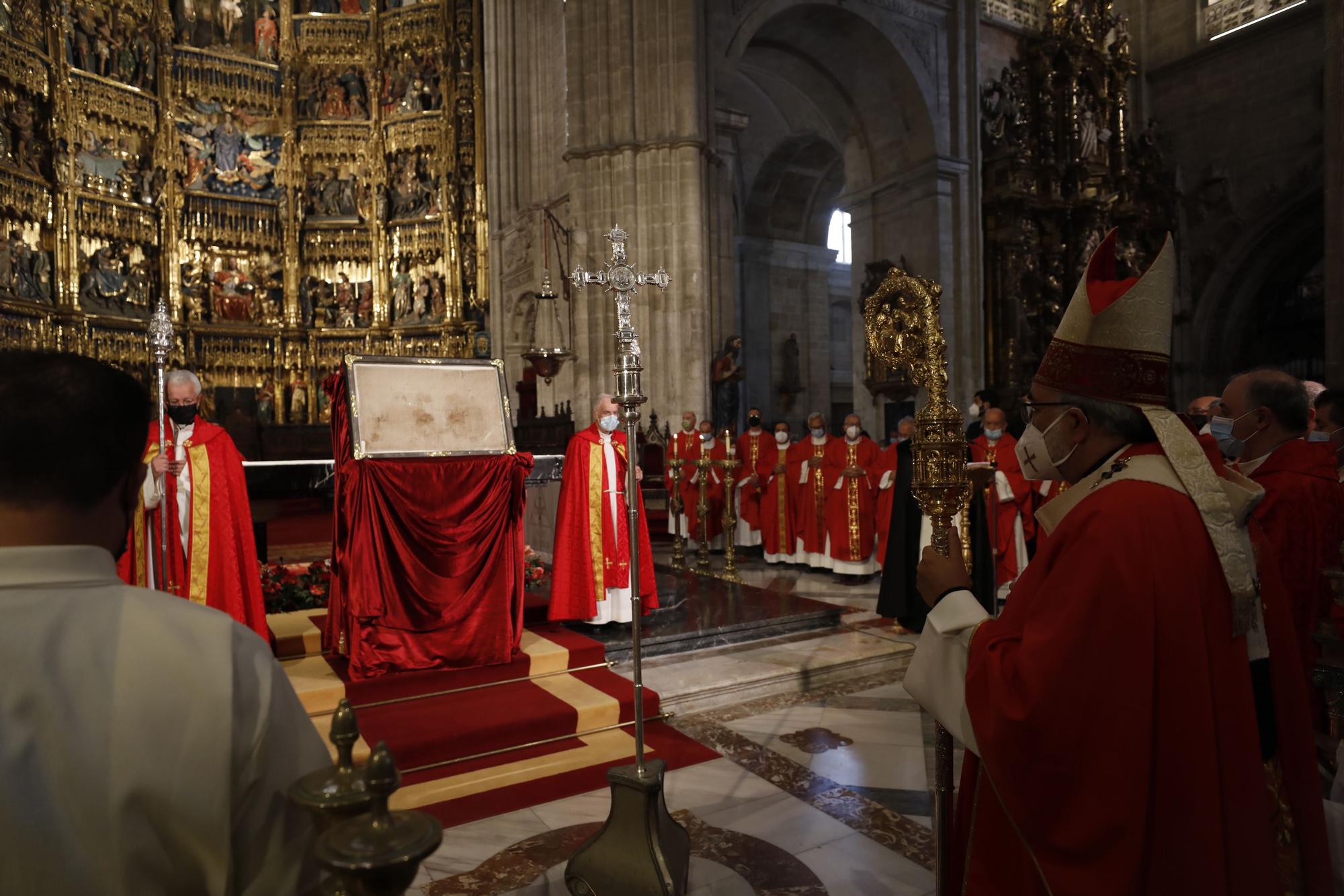 Sancta normalidad: la Catedral de Oviedo cierra el Jubileo con una misa multitudinaria