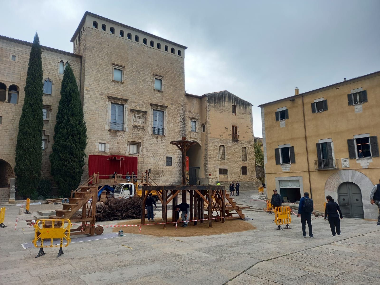 Instal·len una gran pira medieval davant la catedral de Girona per al rodatge de "Mrs.Davis"