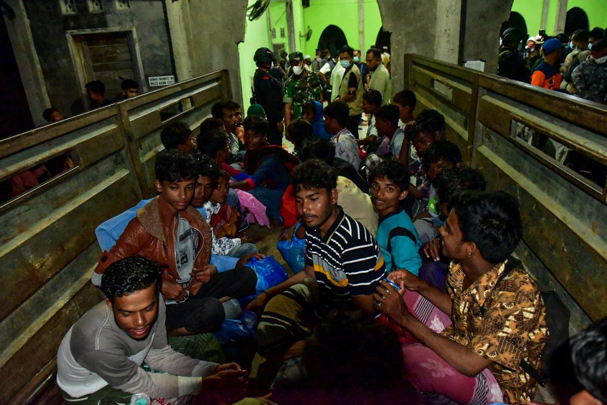 Un barco con casi 200 rohingyas desembarca en la costa de Indonesia