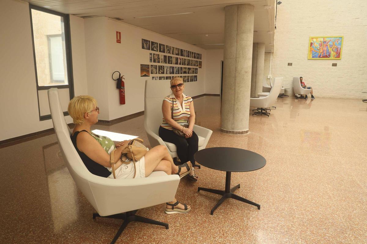 El hospital de San Juan incorpora nuevo mobiliario para "humanizar" las salas de espera