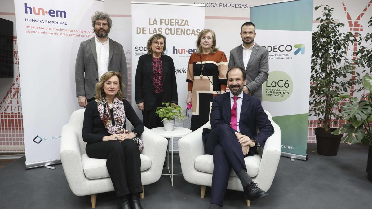 De pie, por la izquierda, Ícaro Obeso, Lidia Clara Rodríguez, Loli Olavarrieta y Daniel Sánchez, con Maribel Lugilde y Antonio Crespo sentados delante.