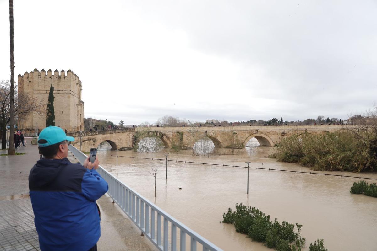 El río Guadalquivir supera los 5,5 metros a su paso por Córdoba