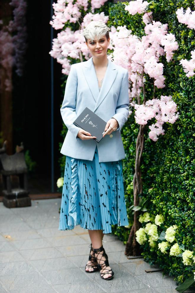 Laura Escanes con chaqueta azul pastel de Sandro y vestido con estampado de murciélagos en la presentación de su libro