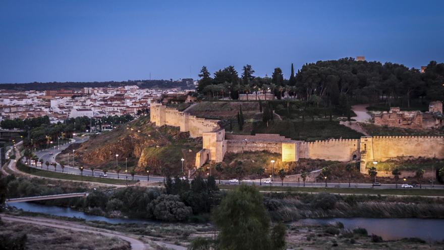 Amigos de Badajoz recoge firmas para impulsar un &quot;pacto por la alcazaba&quot;