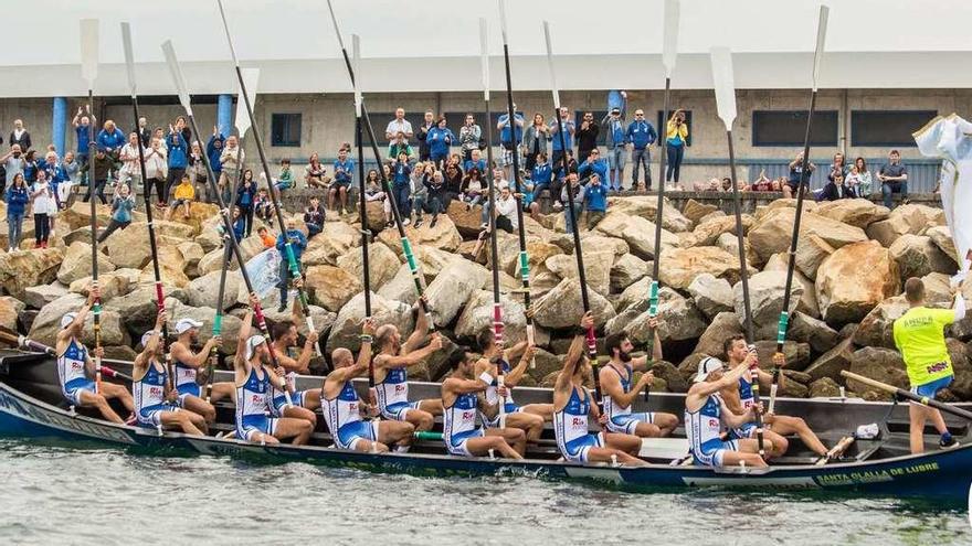 La trainera de Ares festeja la victoria delante de sus aficionados. // Liga LGT