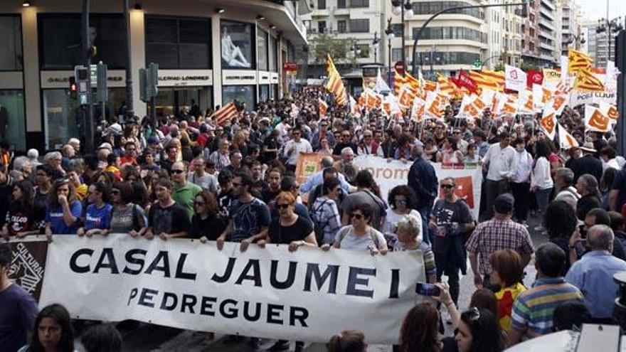 Manifestantes en la marcha de ayer del 25 d´Abril.