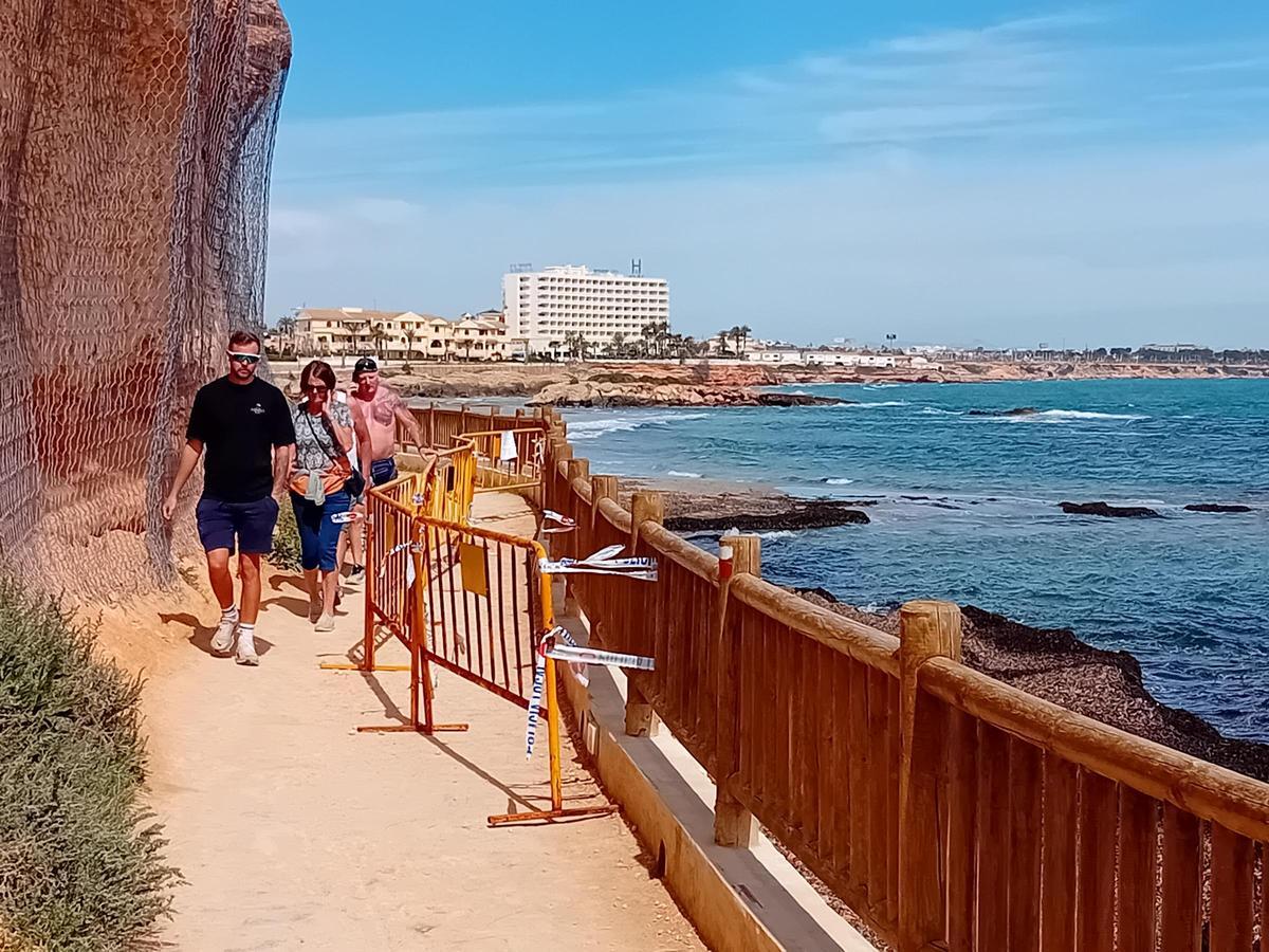 Dos tramos del Sendero Azul de Orihuela Costa "cortados": peligro de derrumbe