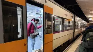 Els usuaris gironins de Rodalies celebren la represa del servei, però en desconfien per la falta d'informació