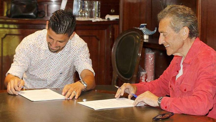 Nolito y Carlos Mouriño firman el nuevo contrato en la antigua sala de juntas de Balaídos.