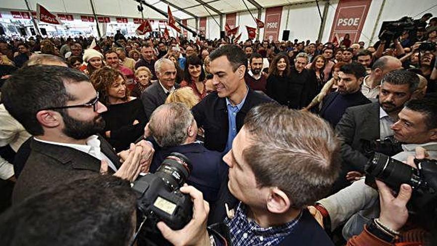 Pedro Sánchez saluda simpatitzants del PSOE en un acte a Múrcia.