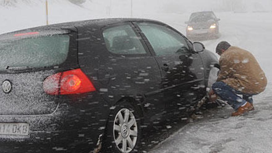 La nieve obliga a usar cadenas en nueve puertos de montaña