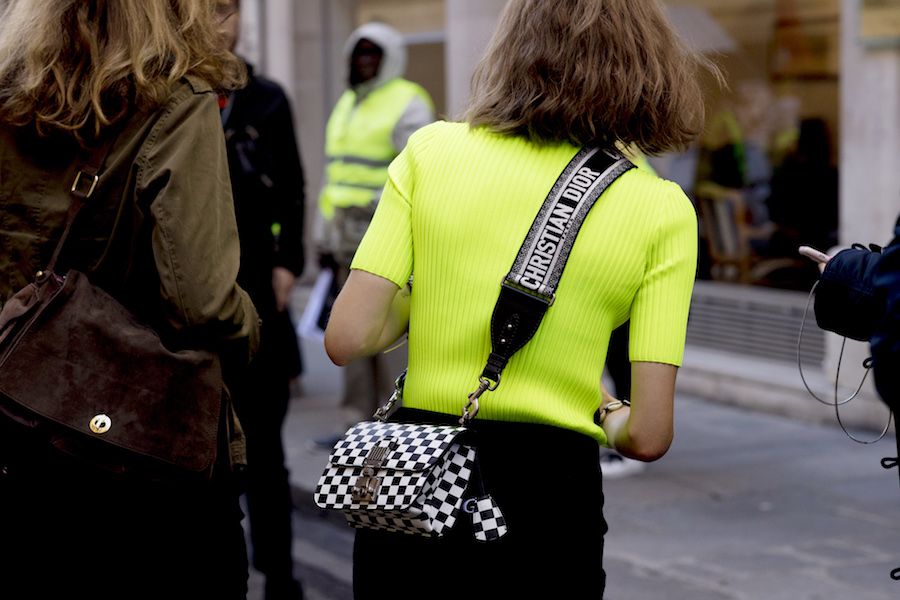 Cómo llevar el jersey flúor sin que tu look sea un desastre - Woman