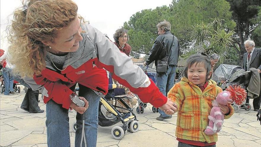 Extremadura paraliza la adopción internacional de forma temporal