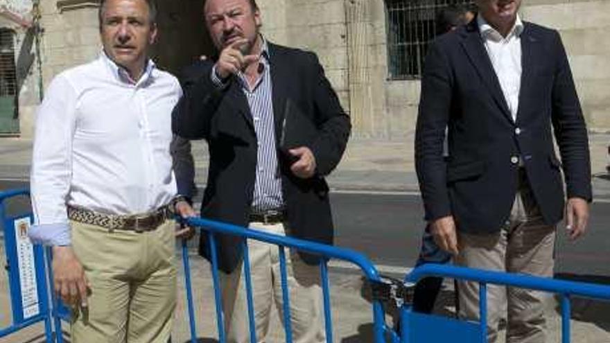 El concejal Postigo, el presidente Castillo y el gerente Choclán, ayer antes del consejo del Lucentum.