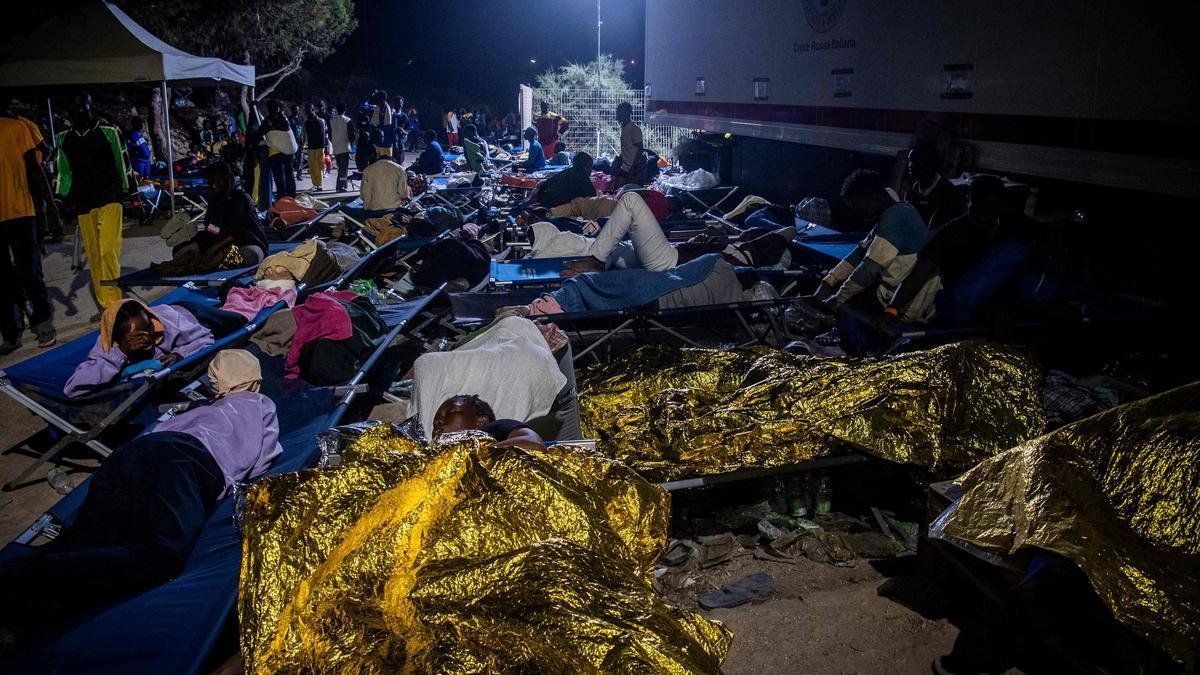 Lampedusa, el 14 de septiembre, colapsada tras la llegada de 6.000 inmigrantes en 24 horas.