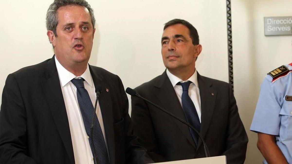 El 'conseller' de Interior, Joaquim Forn (izquierda), junto al nuevo jefe de los Mossos, Pere Soler, este miércoles, 19 de julio, ante los medios de comunicación.
