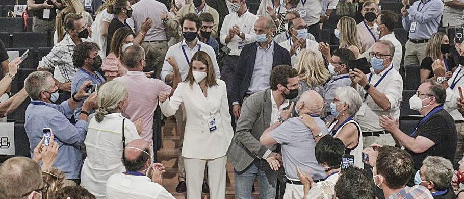 Marga Prohens, precedida por Pablo Casado, el día del congreso del PP balear.