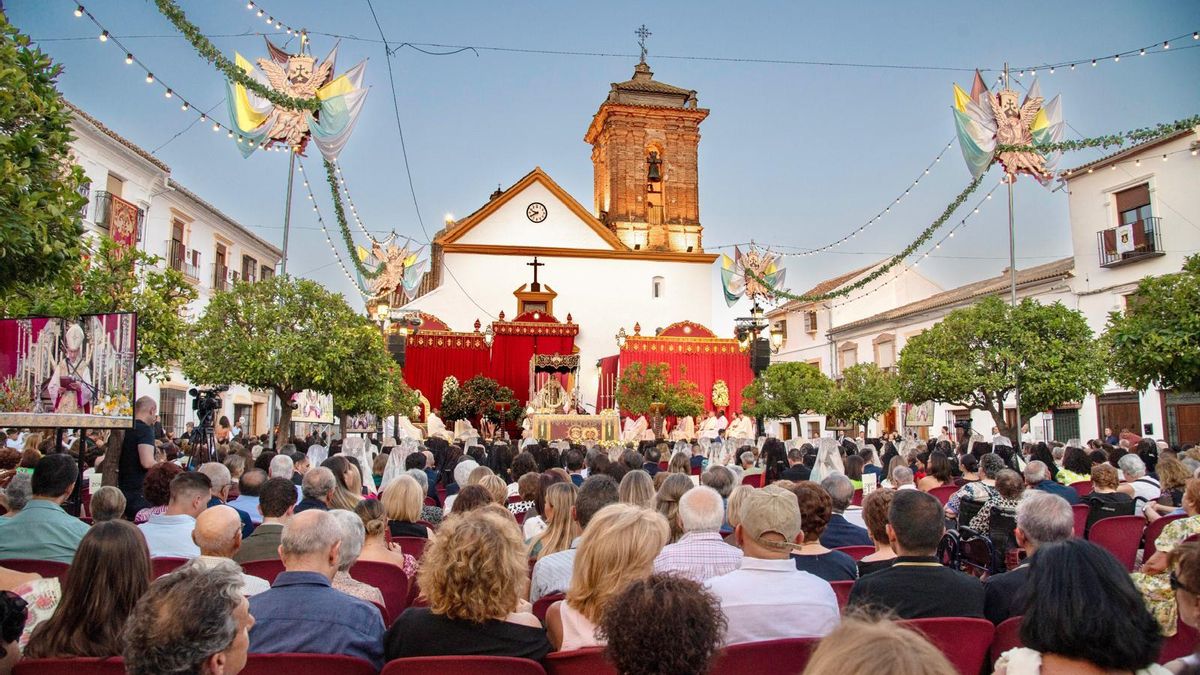 Centenares de personas asisten a la coronación de la Virgen del Carmen de Palenciana, este pasado sábado.