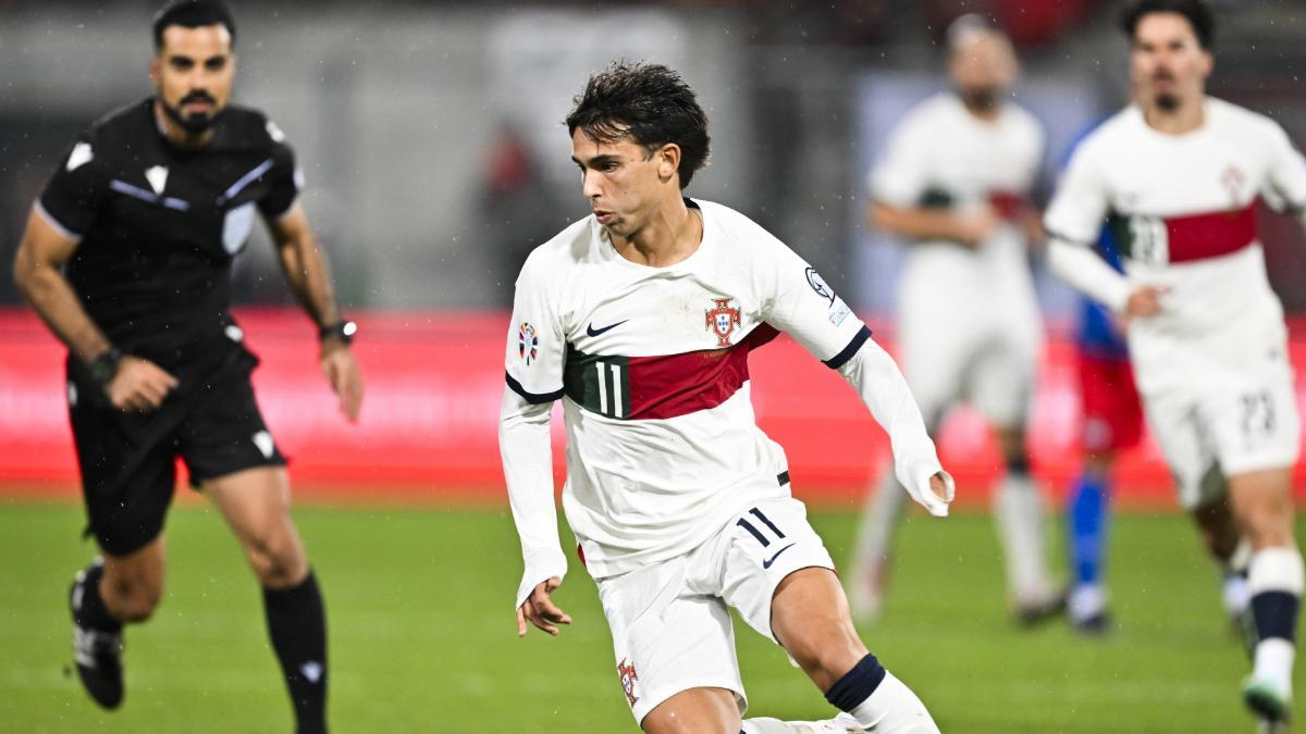 Joao Félix conduce el balón contra el Liechtenstein