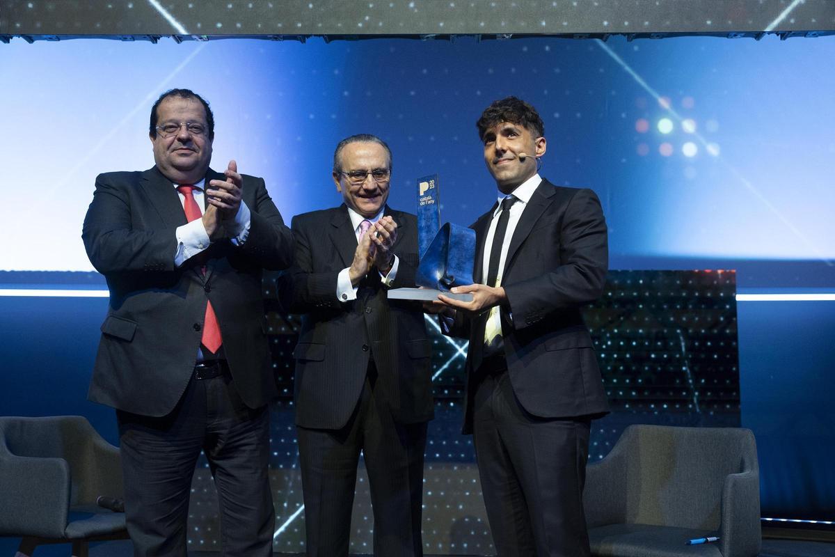 Antonio Díaz, El Mago Pop, con su galardón del Català de lAny 2023, junto a Javier Moll, presidente de Prensa Ibérica, y Joan Ignasi Elena, conseller de Interior.