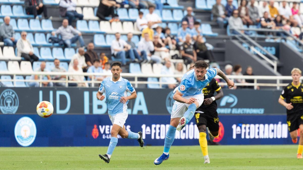 Svensson dispara a puerta en el último partido de la UD Ibiza