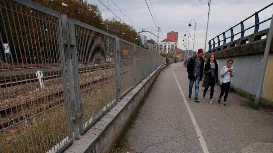 Bache existente en un tramo del paseo de la ría.