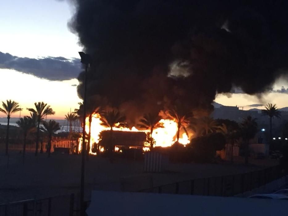 Arde el chiringuito Playa Padre en Marbella