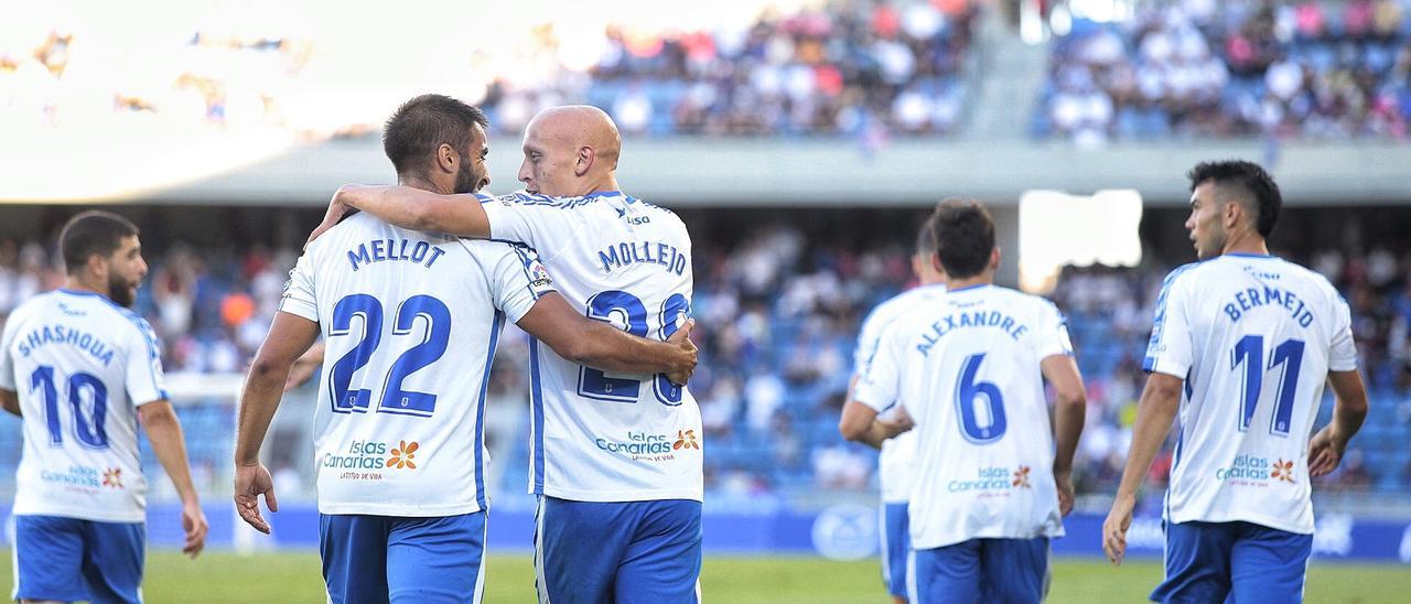 Mellot y Mollejo celebran uno de los goles logrados por el CD Tenerife frente al Burgos en el último partido en el Helidoro.