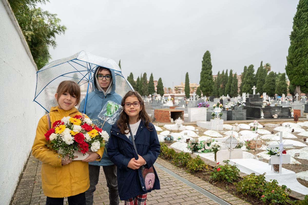 Robeto, Carmen y Valeria con el centro de flores que han elegido para su abuelo.