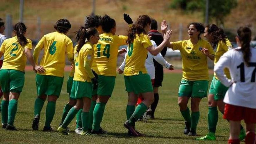 Las jugadoras del Caja Rural celebra el 2-1 logrado por Bea.