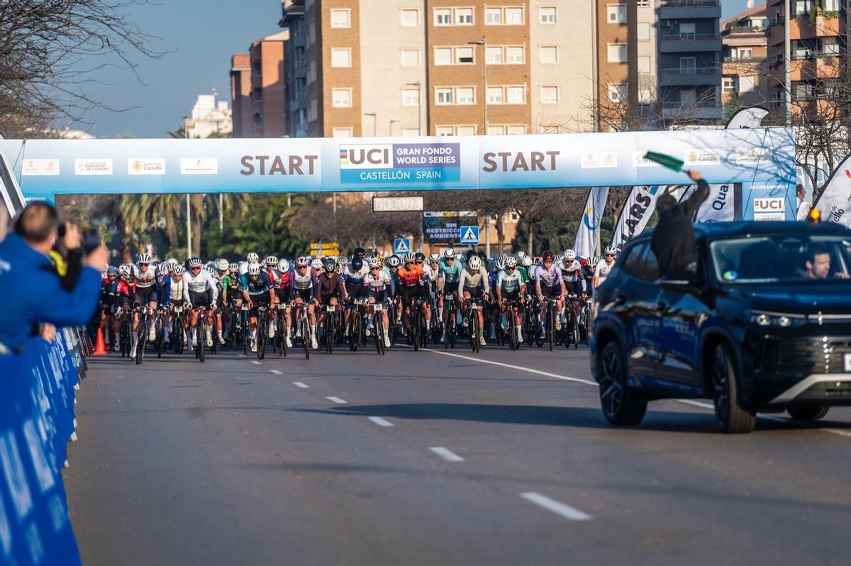 Salida, desde las calles de la capital de la Plana, de la The Millars UCI Gran Fondo World Series.