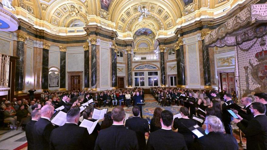 El coro &quot;El León de Oro&quot;, ayer, durante su actuación en el Palacio Real.