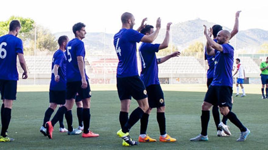 Los jugadores del Hércules celebran uno de sus cuatro goles.