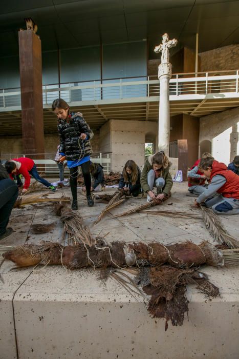 La Asociación de Palmereros y el Museo Arqueológico llevan a cabo talleres con niños para que aprendan a realizar las tradicionales antorchas