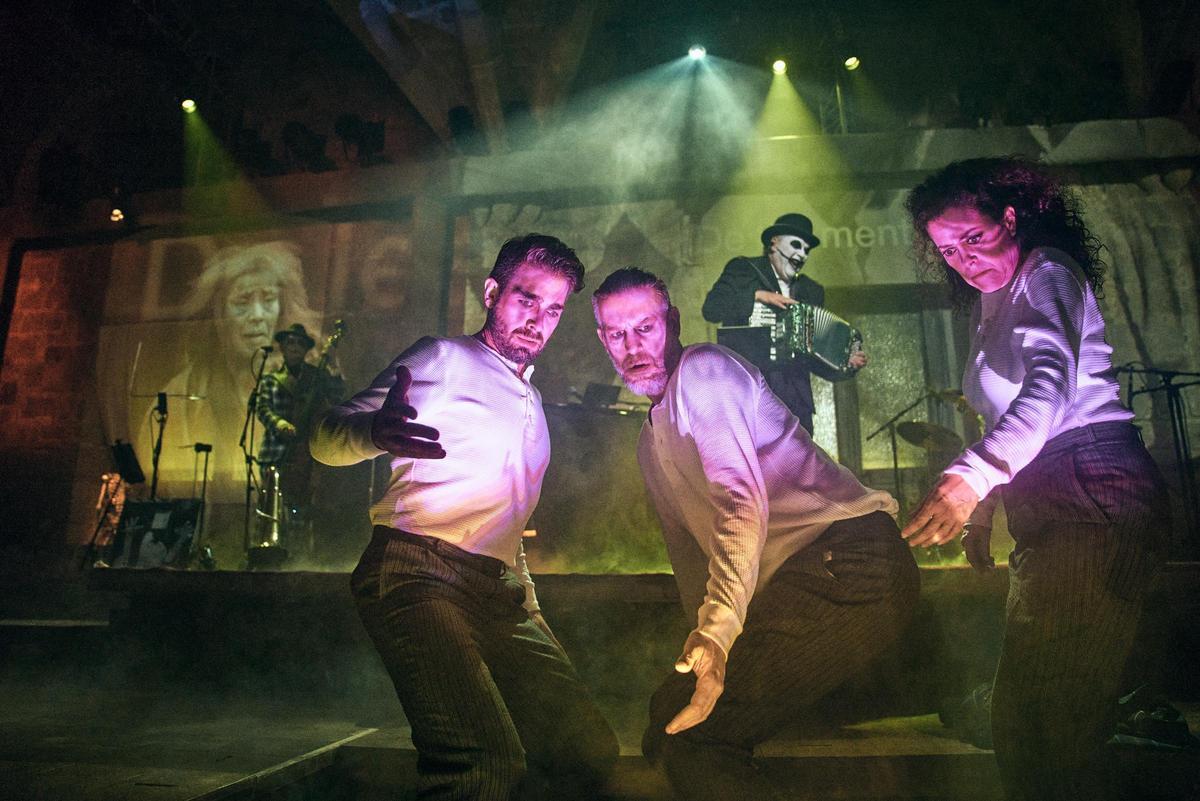 Drei Schauspieler von La Perla 29 und das Trio The Tiger Lillies teilen sich die Bühne.