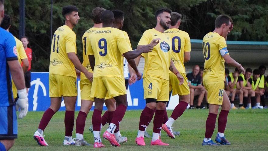 Jugadores del Pontevedra celebrando el gol de Mba ante el Ourense.